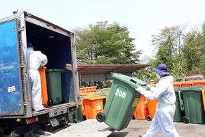 Các công nhân thu gom rác thải tại khu cách ly.