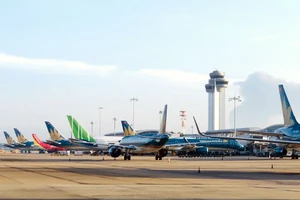 Khách sụt giảm, các hãng hàng không dồn về các sân bay Nội Bài, Tân Sơn Nhất tìm chỗ đỗ qua đêm.