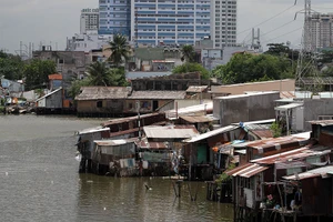 Chiều 17-5, tám căn nhà trên kênh Đôi đã bị sập xuống kênh.