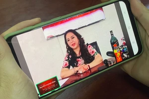 Bà Nguyễn Phương Hằng bị một nữ doanh nhân kiện đòi bồi thường thiệt hại 1.000 tỉ đồng do danh dự, nhân phẩm bị xâm hại.