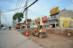 Chủ đầu tư đang gấp rút thi công dự án nâng cấp đường Đặng Thúc Vịnh (huyện Hóc Môn).