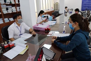 Cán bộ Khu vực 3 TP Thủ Đức, TP.HCM giải quyết thủ tục hành chính cho người dân.