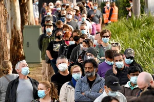 Người dân Úc xếp hàng chờ tiêm vaccine ở một trung tâm tiêm phòng tại TP Sydney ngày 24-6.