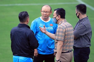 Lãnh đạo VFF và HLV Park Hang-seo đang tìm những giải pháp tốt nhất để gỡ cho đội tuyển Việt Nam không phải thiệt thòi và mất quyền lợi thi đấu sân nhà.