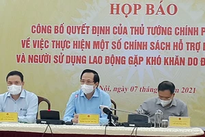 Ông Đào Ngọc Dung (ngồi giữa) chủ trì buổi họp báo.