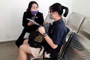 Luật sư Trần Thị Ngọc Nữ đang hướng dẫn một trường hợp sau ly hôn, người cha không thực hiện cấp dưỡng cho con như bản án tuyên.