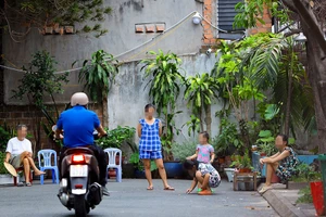 Chỉ thị 16 yêu cầu thực hiện theo nguyên tắc gia đình cách ly với gia đình nhưng người dân ở một con hẻm thuộc quận Tân Bình, TP.HCM vẫn vô tư tám chuyện vào chiều 14-7.