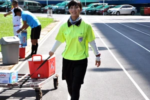 Sánh ngang tuổi Ronaldo, lão tướng Thùy Trang khi rảnh còn tranh thủ làm trọng tài để phụ thêm cho gia đình lúc khó khăn.