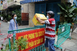 Tiếp tế lương thực cho người dân khu phong tỏa ở quận Phú Nhuận, TP.HCM.