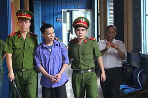 Nguyễn Kim An được dẫn giải về trại giam sau phiên tòa phúc thẩm ngày 21-9-2015.