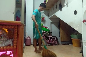 Không có tiền thuê trọ, anh Hùng phải ở nhờ trong một ngôi nhà tại phường 17, quận Bình Thạnh.