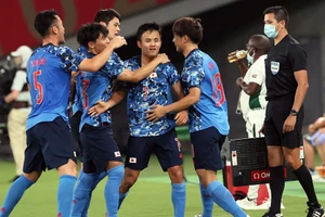 “Chú lùn” Kubo (7) với gương mặt non choẹt sau bàn thắng quý vào lưới Nam Phi.