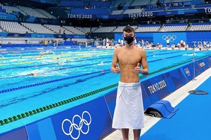 Huy Hoàng tự tin bên bể bơi nơi anh đấu loại tối 27-7.