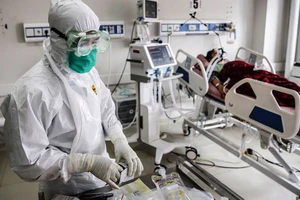 Nhân viên y tế Indonesia thăm khám cho bệnh nhân COVID-19 tại Bệnh viện Bogor thuộc TP Bogor ngày 23-7.