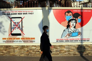 Áp phích tuyên truyền người dân đeo khẩu trang, không đưa tin sai sự thật trong mùa dịch ở quận 1, TP.HCM.