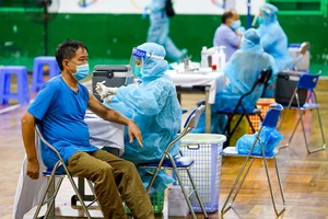 Người dân TP.HCM tiêm vaccine chiến dịch đợt 5.