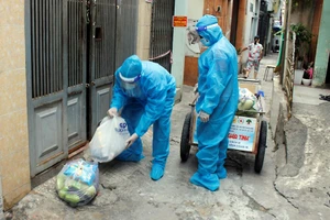 Quận Phú Nhuận: Mang thực phẩm đến tận nhà cho dân