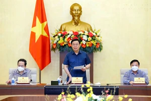 Chủ tịch Quốc hội Vương Đình Huệ chủ trì phiên họp cho ý kiến về dự thảo nghị quyết của Chính phủ về thực hiện các biện pháp cấp bách phòng chống dịch COVID-19.