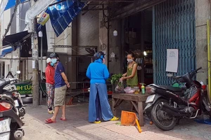 Tình trạng tụ tập buôn bán tự phát ở chợ Hòa Bình vẫn diễn ra trong ngày 6-8.