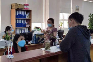 Người dân đến liên hệ Cơ quan BHXH TP.HCM.