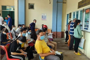 Người dân đến khám chữa bệnh tại Bệnh viện Phạm Ngọc Thạnh.