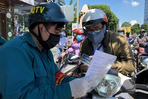 Cán bộ ở chốt kiểm soát quận Bình Thạnh (TP.HCM) thông báo giấy đi đường chỉ có hiệu lực bảy ngày và giấy phải ghi ngày tháng cụ thể mới được xem là hợp lệ.