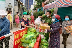 Anh cảnh sát khu vực lăn xả giúp dân mùa dịch