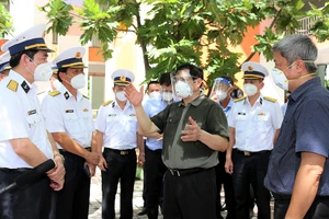 Thủ tướng Phạm Minh Chính (thứ ba, từ phải sang) kiểm tra công tác theo dõi, điều trị tại khu cách ly F1 ở Trường Mầm non Sơn Ca, TP Thủ Đức.