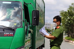 Trị nghiêm những người trục lợi từ giấy thông hành