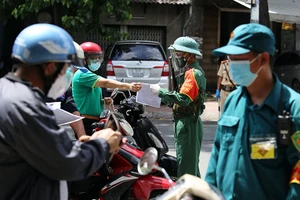 Lực lượng chức năng kiểm soát người dân ra đường đảm bảo siết chặt giãn cách tại TP.HCM.