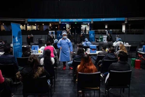 Chờ được tiêm vaccine COVID-19 ở thủ đô Bogota (Colombia).