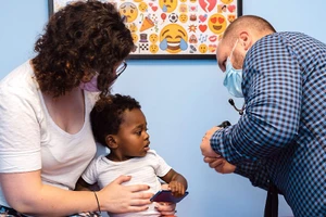 Trẻ em tại một điểm tiêm thử nghiệm vaccine ngừa COVID-19 của hãng dược Pfizer tại TP Cleveland, bang Ohio (Mỹ) hồi tháng 8.