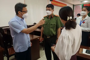 Phó Thủ tướng Vũ Đức Đam trao đổi với cán bộ quận Tân Bình khi trực tiếp kiểm tra công tác phòng dịch tại địa bàn này.