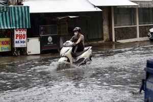 Do ảnh hưởng của biến đổi khí hậu, các yếu tố khí hậu ở TP.HCM thay đổi nên gây ra tình trạng ngập khi mưa lớn kéo dài.