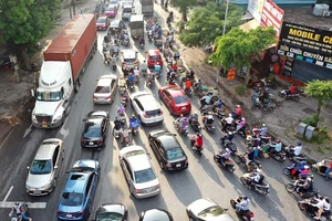 Hà Nội: Nhộn nhịp bên trong, siết chặt cửa ngõ