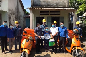 Ban lãnh đạo và đại diện Đoàn thanh niên EVNHCMC tặng quà cho các gia đình chính sách tại phường Linh Xuân, TP Thủ Đức (TP.HCM).