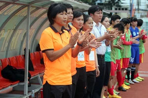 Thời điểm này chắc chắn không ai dám “cấp phép” cho đội tuyển nữ TP.HCM di chuyển ra Hà Nội thi đấu, trong khi VFF thì “ép” nhà vô địch phải đá.