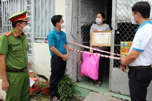 Lãnh đạo UBND phường Linh Trung, TP Thủ Đức tặng giấy khen và động viên người dân gặp khó khăn nhưng vẫn nhường gói hỗ trợ cho người khác.
