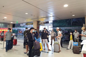 Những hành khách đầu tiên trên chuyến bay thương mại từ sân bay Tân Sơn Nhất về Đà Nẵng ngày 10-10.