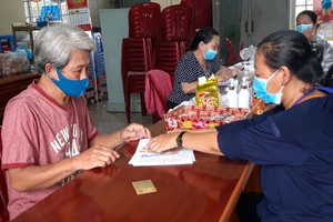 Người dân ký nhận tiền hỗ trợ do ảnh hưởng của dịch COVID-19 tại phường Quang Vinh (TP Biên Hòa).