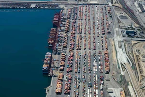 Tàu chờ được dỡ hàng tại cảng Long Beach ở bang California (Mỹ). Tình trạng tương tự cũng diễn ra tại nhiều nơi như New York, Savannah, Georgia.