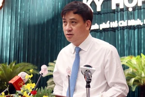 Phó Chủ tịch UBND TP.HCM Lê Hòa Bình báo cáo về tình hình kinh tế - xã hội TP tại kỳ họp.