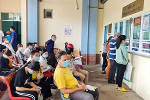 Người dân đến đăng ký khám chữa bệnh tại BV Phạm Ngọc Thạch, TP.HCM.