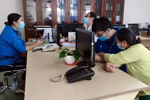 Người lao động đến tư vấn tìm việc tại Trung tâm Dịch vụ việc làm thanh niên.