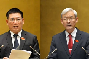 Đại biểu Nguyễn Phú Cường (phải) và Bộ trưởng Tài chính Hồ Đức Phớc thảo luận về dự kiến kế hoạch cơ cấu lại nền kinh tế.