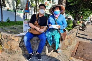 Chị Kim Loan vui mừng khi được nhận tiền hỗ trợ vốn từ dự án, giúp chị tiếp tục công việc của mình.