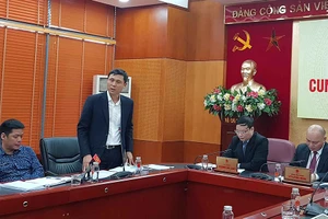 Ông Vũ Hải Nam, Vụ trưởng Vụ Tổ chức biên chế (đứng), cung cấp thông tin tại cuộc họp chiều 5-11.