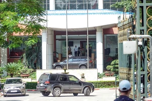 Cơ quan An ninh điều tra Bộ Công an khám xét nơi làm việc của thứ trưởng Bộ Y tế Trương Quốc Cường.