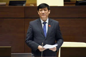 Bộ trưởng Bộ Y tế Nguyễn Thanh Long báo cáo, giải trình trước Quốc hội.