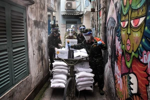 Bất chấp nắng mưa, cán bộ, chiến sĩ Sư đoàn 5 mang nhu yếu phẩm hỗ trợ người dân phòng chống dịch.